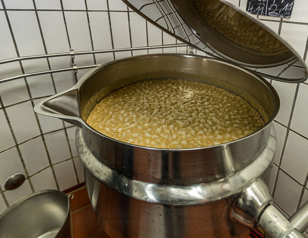 Großes Hefe-Kännchen in der Rauchbierbrauerei Schlenkerla in Bamberg. Bier darf nur aus Wasser, Hopfen und Gerste bestehen. Hefe wurde im Erlass von 1516 nicht erwähnt / © Foto: Georg Berg