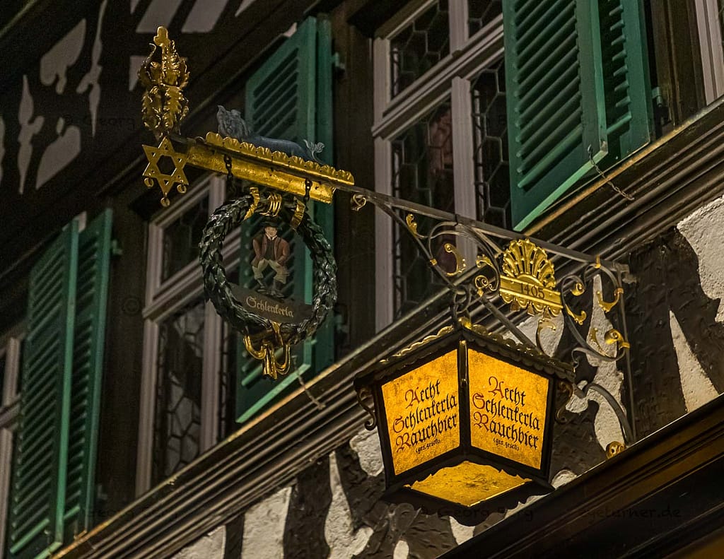 Der Schlenkerla ist allgegenwärtig. So nannten die Bamberger den Bierbrauer Andreas Graser, zweiter in der Generation der heutigen Eigentümerfamilie. Er schlenkerte beim Gehen auffällig mit den Armen und bekam so seinen Spitznamen / © Foto: Georg Berg