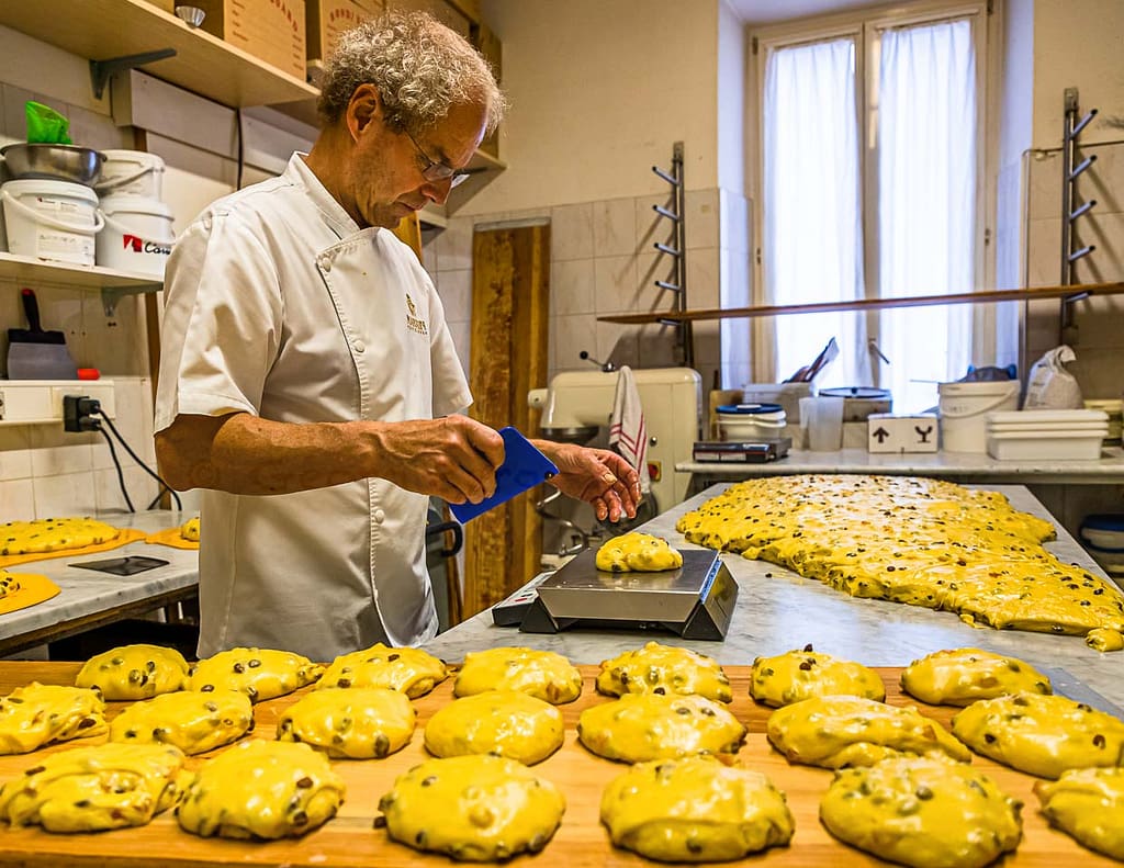 Portionieren, wiegen und formen … / © Foto: Georg Berg