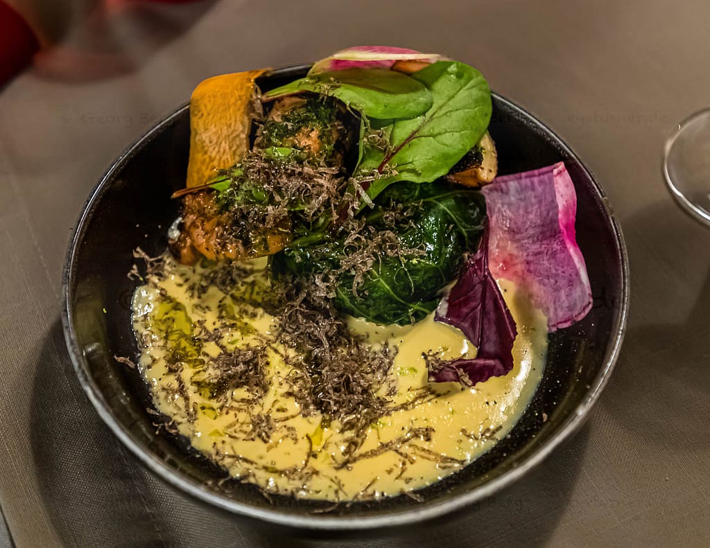 Dish of chef Alexandre Dimtch, Restaurant Saint Marc, Aups, with freshly grated black truffles in Aups, France / © Foto: Georg Berg