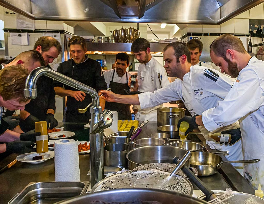 Michelin-Sternekoch Andreas Krolik mit seinem Team beim Rheingau Gourmet Festival in Hattenheim / © Foto: Georg Berg