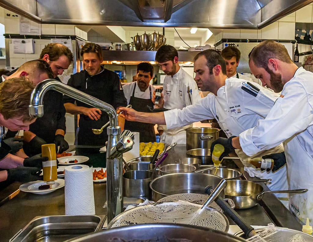 Michelin-Sternekoch Andreas Krolik mit seinem Team beim Rheingau Gourmet Festival in Hattenheim / © Foto: Georg Berg