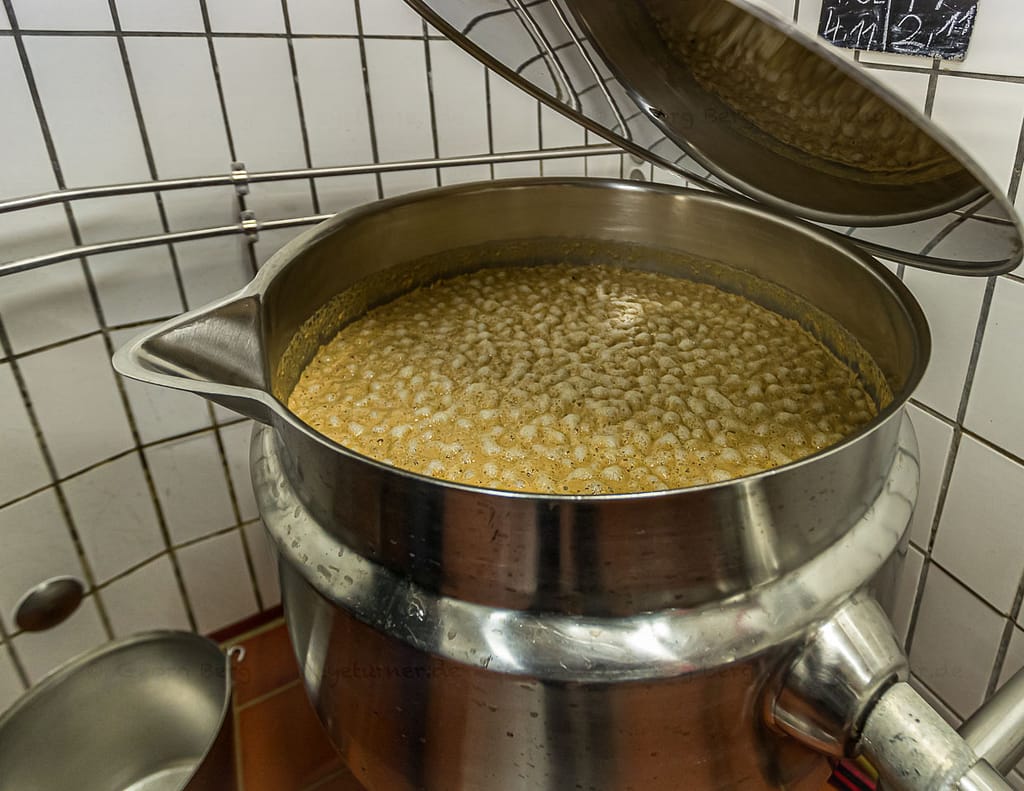 Großes Hefe-Kännchen in der Rauchbierbrauerei Schlenkerla in Bamberg. Bier darf nur aus Wasser, Hopfen und Gerste bestehen. Hefe wurde im Erlass von 1516 nicht erwähnt / © Foto: Georg Berg