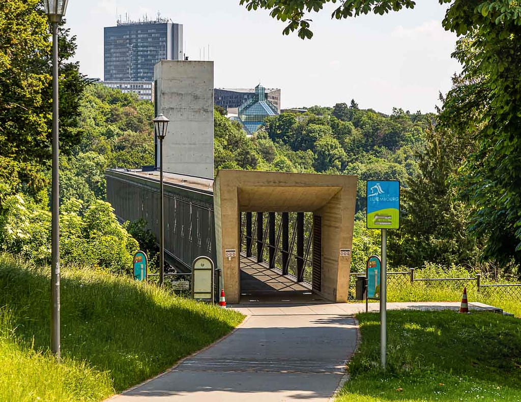 Etagenwechsel. Mit dem gläsernen Aufzug Pfaffenthal-Oberstadt wurde der Park Pescatore in der Oberstadt mit dem Stadtteil Pfaffenthal im Alzettetal verbunden / © Foto: Georg Berg