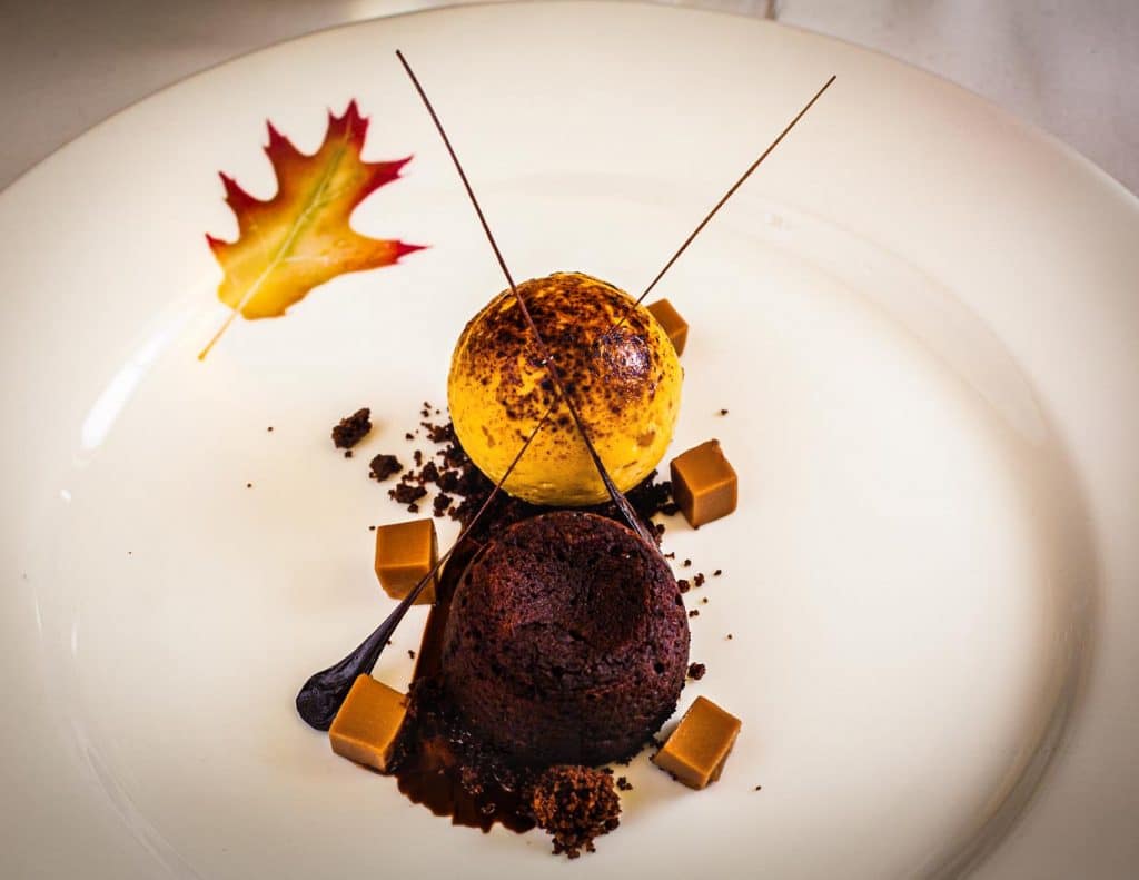 Das Erdnuss-Parfait mit Schoko-Muffin, Schokostreuseln und gerösteten Erdnussstücken hat abwechslungsreiche Texturen / © Foto: Georg Berg