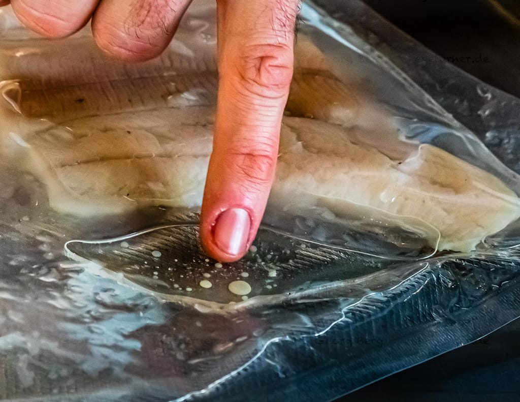 Forelle sous vide ist fertig, wenn die Eiweißblasen zu gerinnen beginnen / © Foto: Georg Berg