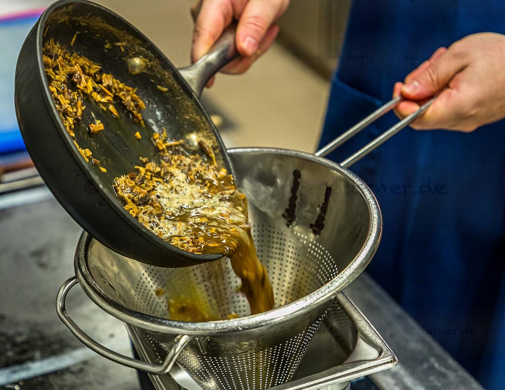Süßholzwurzel wird gerieben und in wenig Wasser aufgekocht. So zieht man die Süße aus der Würzel / © Foto: Georg Berg
