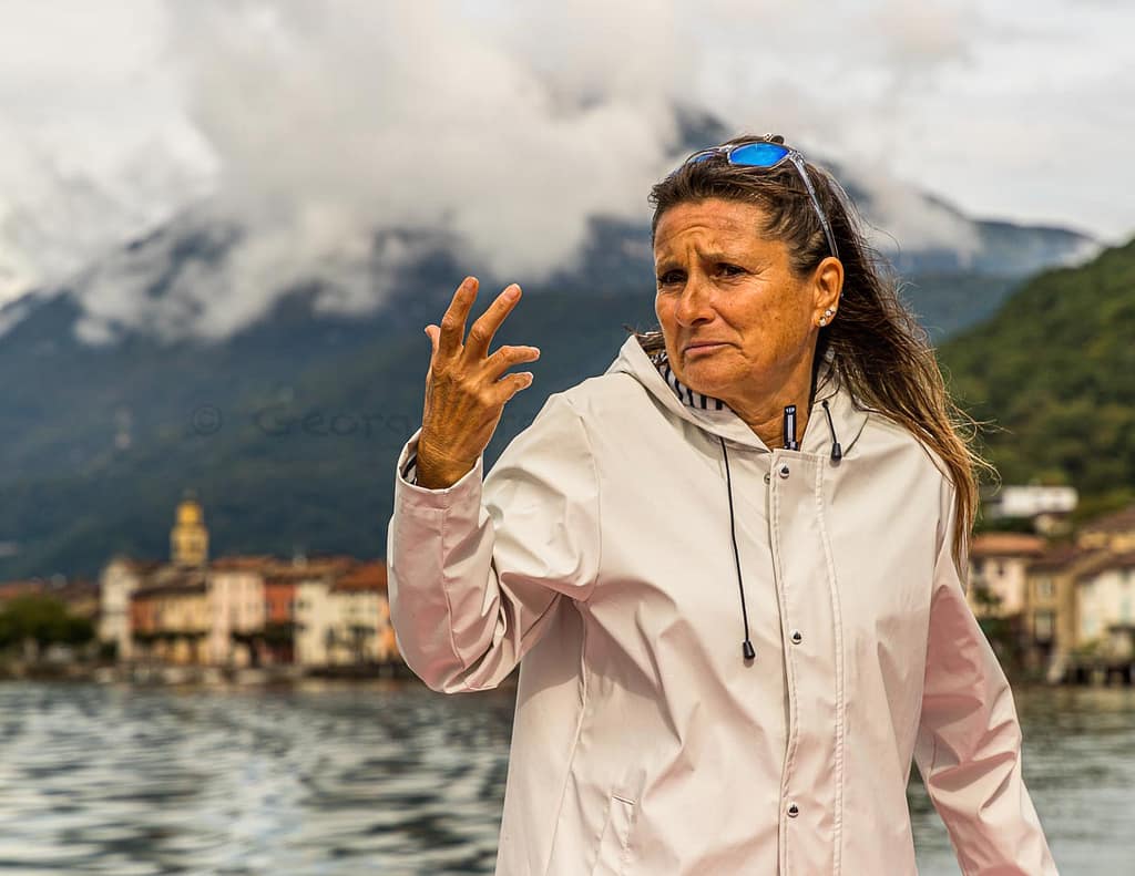 Gabriella erzählt Geschichten vom See. Mal braust sie über das Wasser. Dann plötzlich wird das Tempo gedrosselt und eine Geschichte erzählt / © Foto: Georg Berg