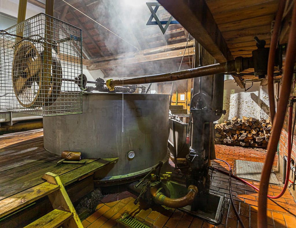 Aus dem Läuterbottich fließt die Zoigl-Würze in eine in den Boden eingelassene Wanne, aus der sie in die Sudpfanne hochgepumpt wird / © Foto: Georg Berg