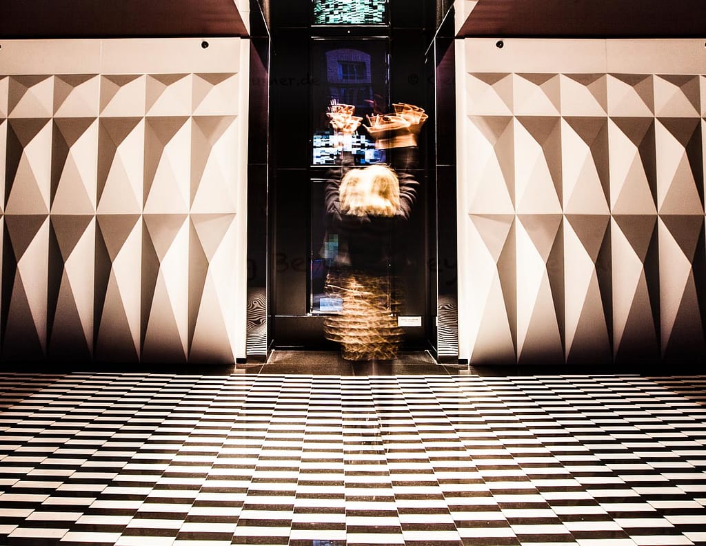 Die Hotelgäste werden Teil eines Kunst-Experiments. Angela Berg pixelt sich im Hotel Blow up 5050 in einer Installation von Rafael Lozano-Hemmer / © Foto: Georg Berg