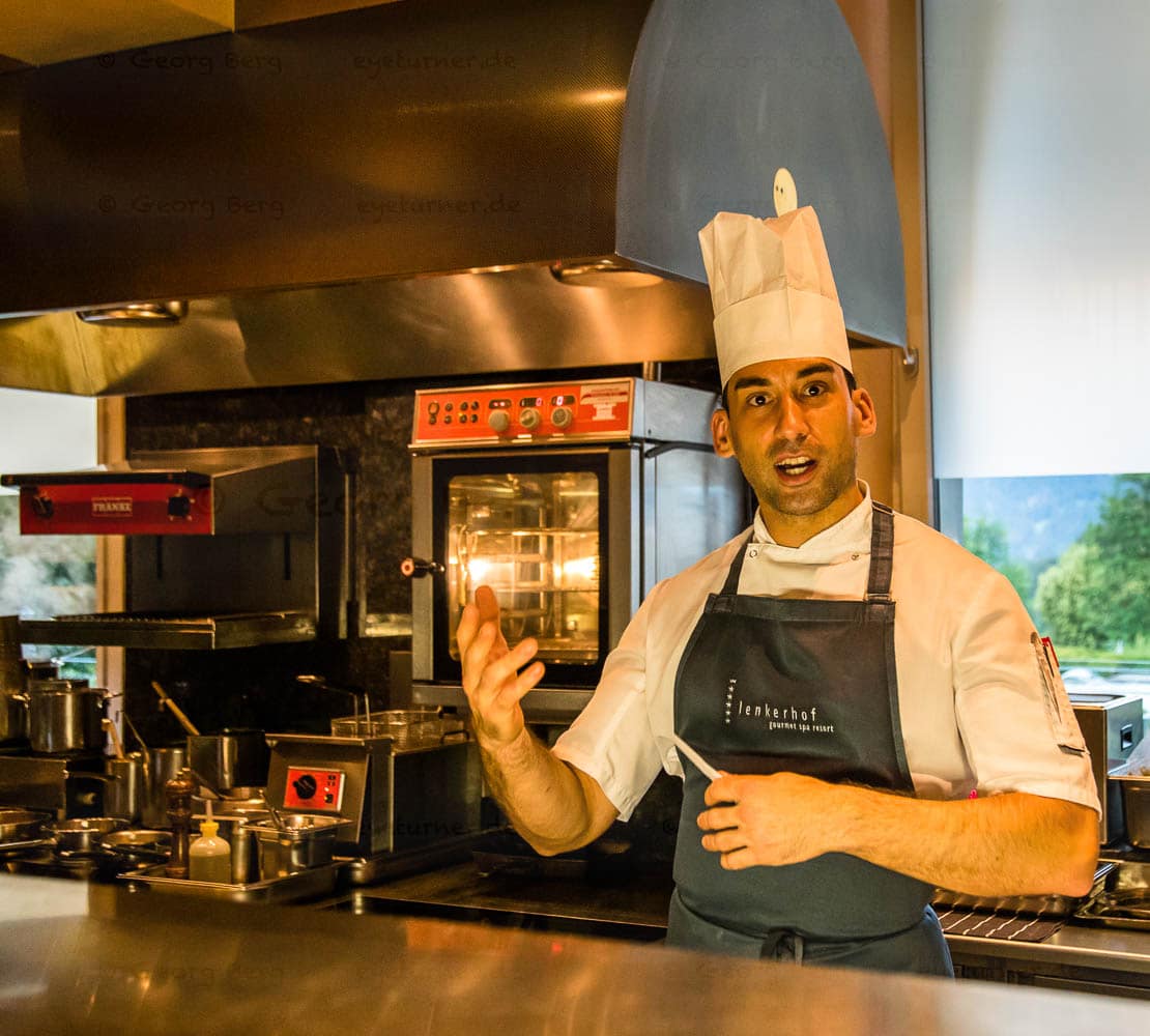 Aus Laszlo Papdi sprudeln die Geschichten hinter jedem Gericht nur so heraus und dabei bemerkt man gar nicht, dass er es nebenbei noch auf den Teller zaubert / © Foto: Georg Berg