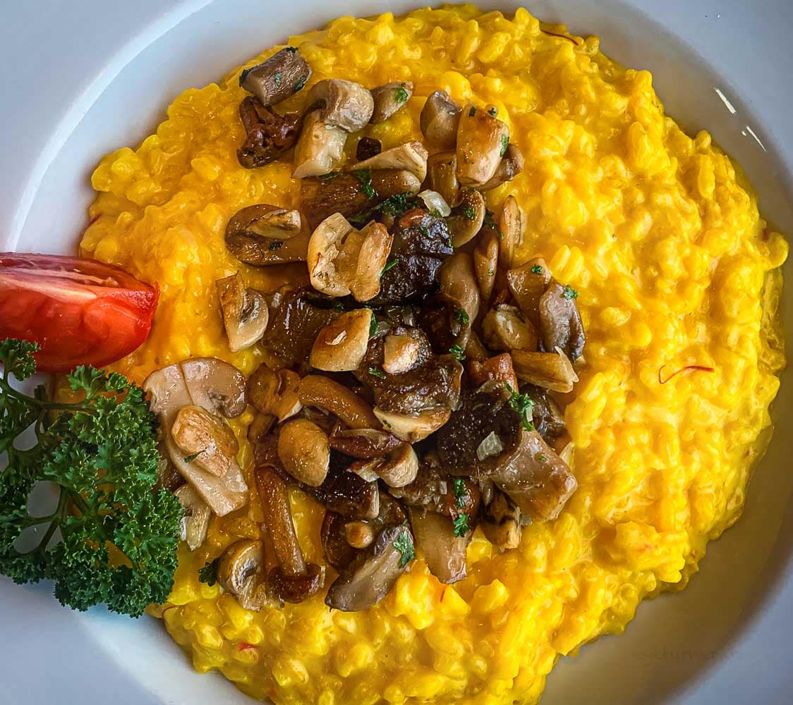 Im Safran-Pilz-Risotto sind noch einige der roten Safran-Fäden zu erkennen / © Foto: Georg Berg