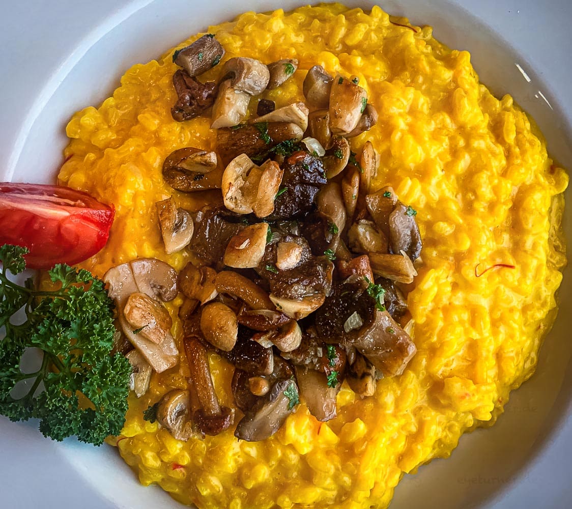 Im Safran-Pilz-Risotto sind noch einige der roten Safran-Fäden zu erkennen / © Foto: Georg Berg