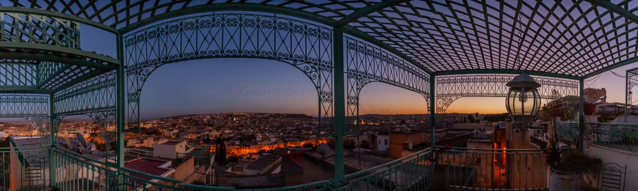 Panorama der Stadt Fès durch kunsthandwerkliches Schmiedeeisengitter / © Foto: Georg Berg