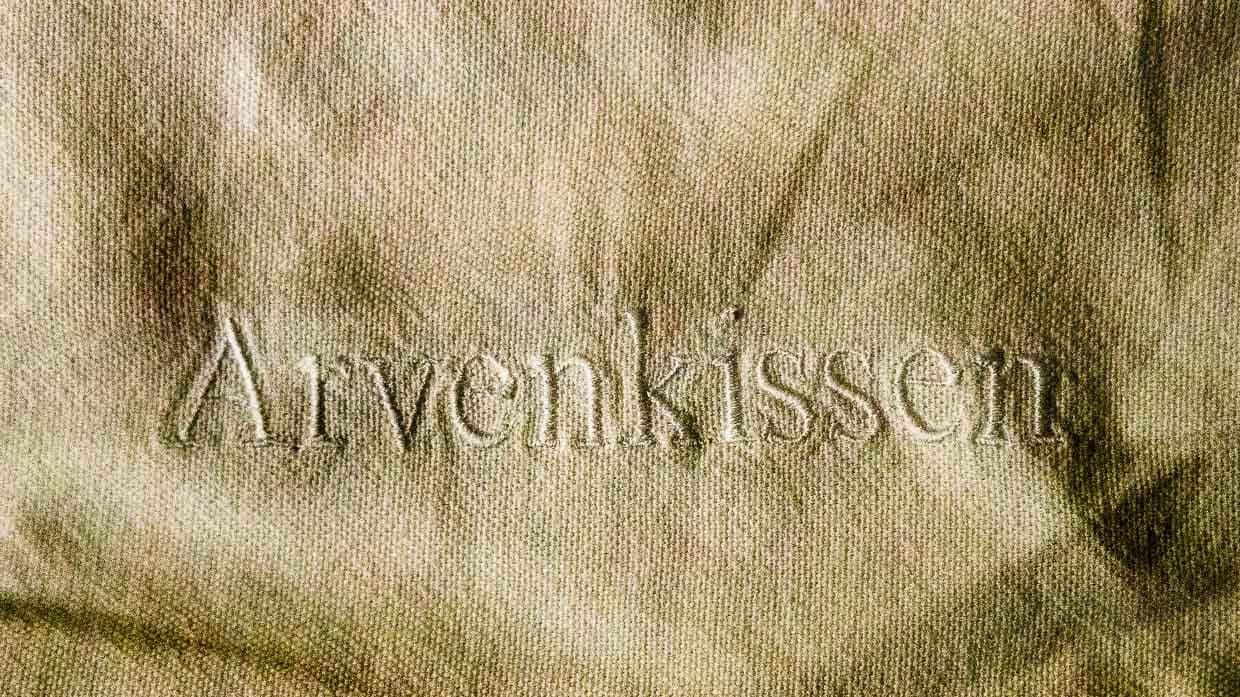 In Deutschland und Österreich kennt man die Zirbelkiefer unter dem Namen Zirbe. Nur in der Schweiz heißt sie Arve und in Celerina auf rätoromanisch Dschember. Bevor das Kauderwelsch aber zu kompliziert wird, ist man auf dem Arvenkissen schon eingeschlafen / © Foto: Georg Berg