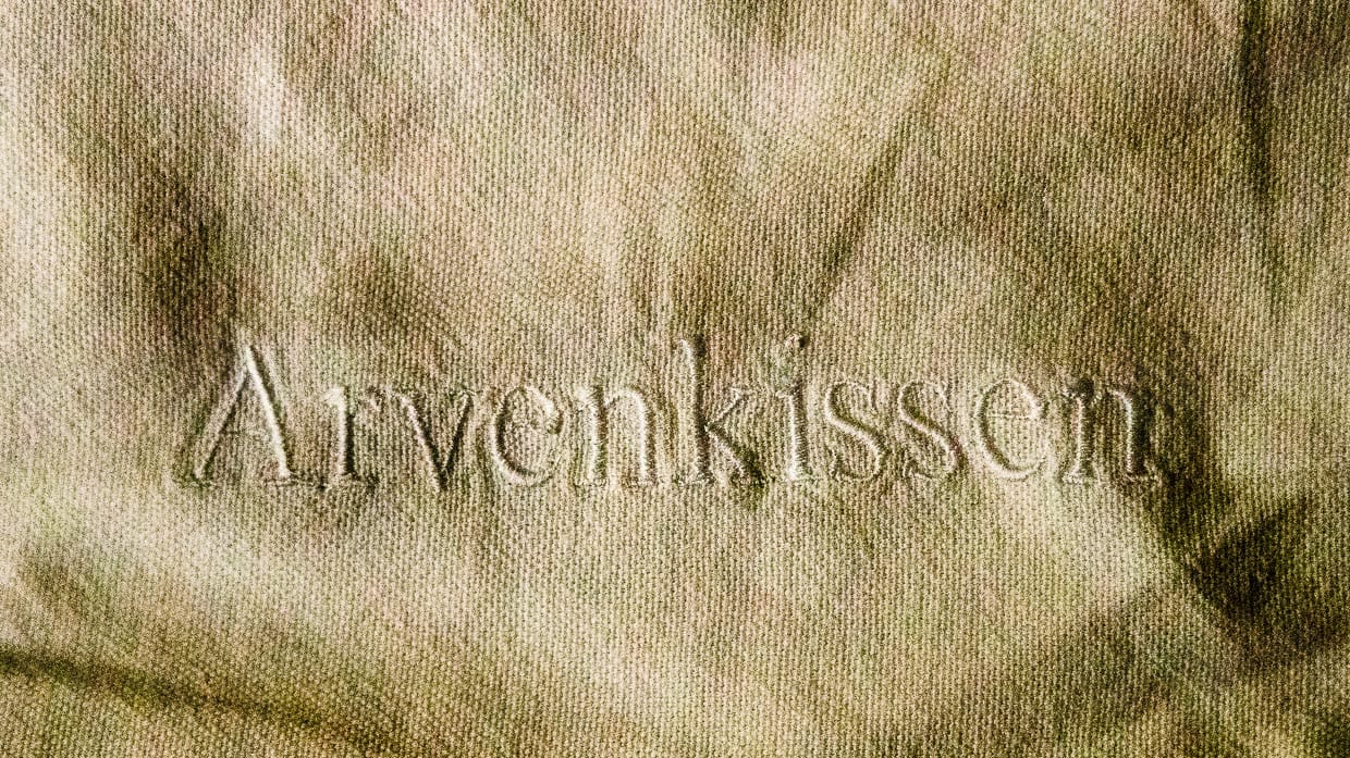 In Deutschland und Österreich kennt man die Zirbelkiefer unter dem Namen Zirbe. Nur in der Schweiz heißt sie Arve und in Celerina auf rätoromanisch Dschember. Bevor das Kauderwelsch aber zu kompliziert wird, ist man auf dem Arvenkissen schon eingeschlafen / © Foto: Georg Berg