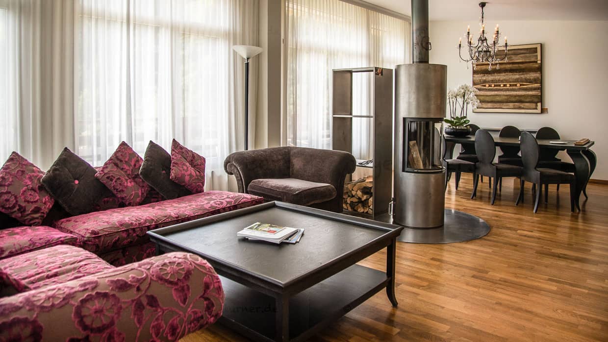 In der sehr geräumigen Alpine Spa Suite steht sogar ein Holzofen für die Gäste bereit / © Foto: Georg Berg