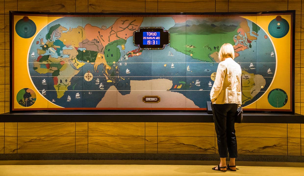 Der Knopfdruck zeigt: Tokio ist Deutschland um sieben Stunden voraus. Auch diese interaktive Weltuhr wurde restauriert und schmückt nun auch die neue Lobby im The Okura / © Foto: Georg Berg