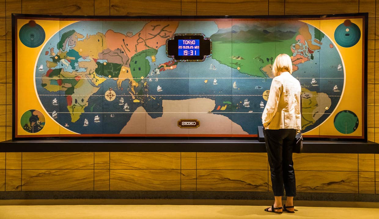Der Knopfdruck zeigt: Tokio ist Deutschland um sieben Stunden voraus. Auch diese interaktive Weltuhr wurde restauriert und schmückt nun auch die neue Lobby im The Okura / © Foto: Georg Berg