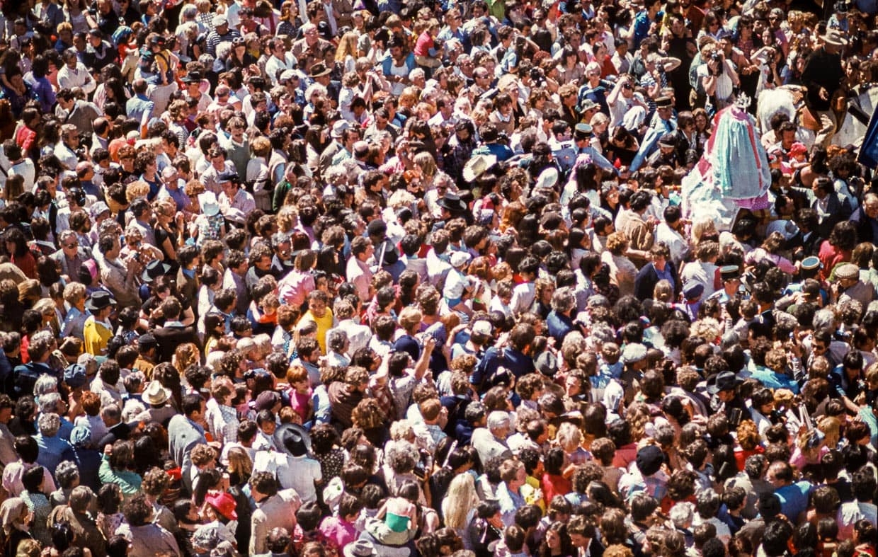 Tausendfach erschallen die Rufe: "Vive Sainte Sara" auf der Prozession durch die Stadt bis zum Strand / © Foto: Georg Berg