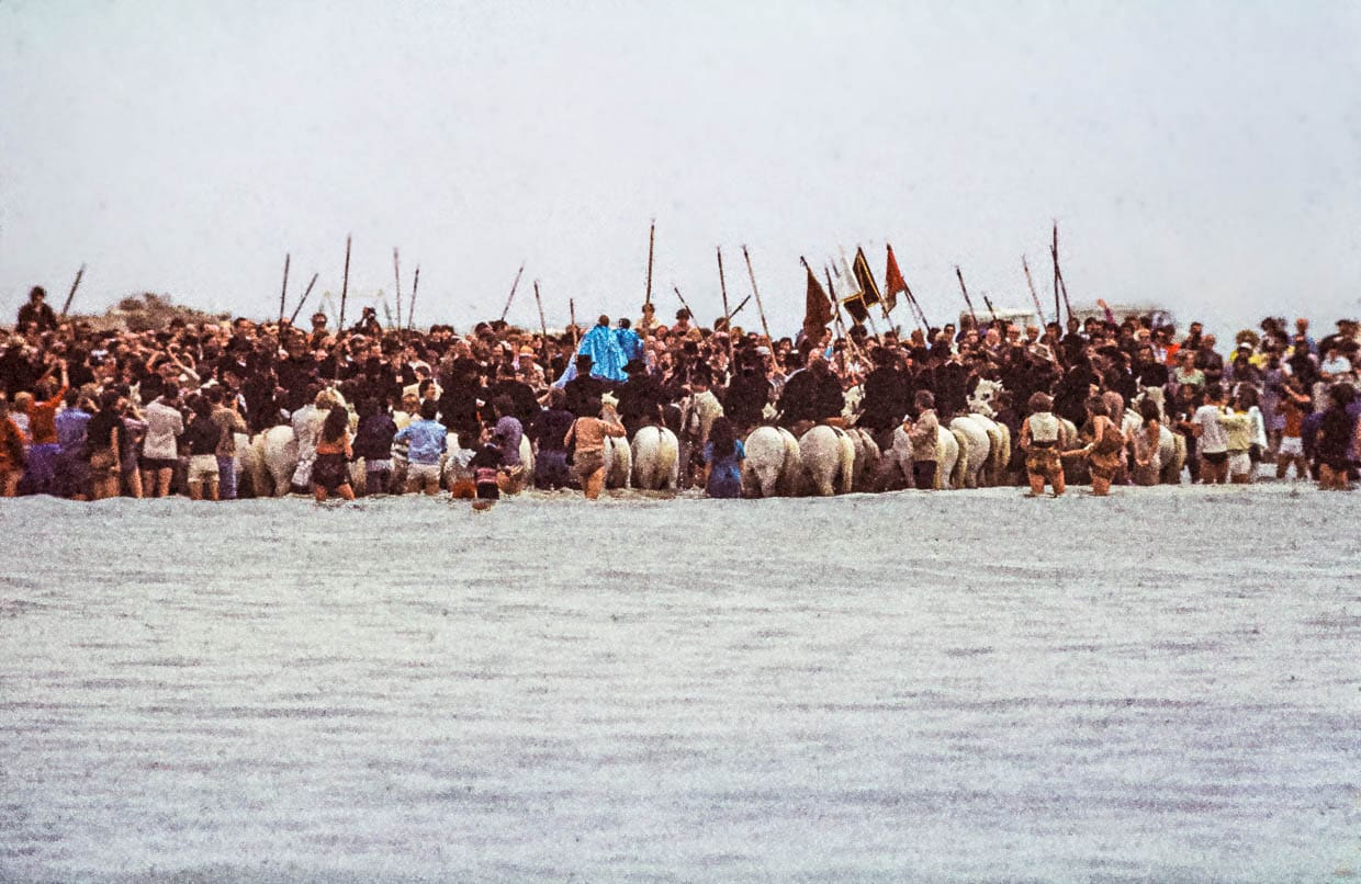 Die Gardians auf ihren Pferden bilden im Meer einen Halbkreis, in dem die Heiligenfiguren bis ins Wasser getragen werden / © Foto: Georg Berg