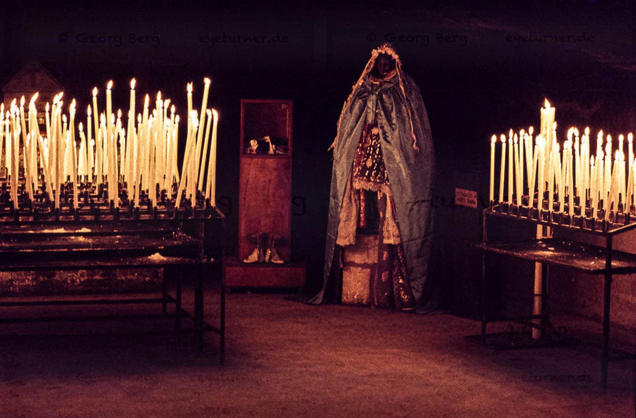 Hunderte Kerzen erleuchten und erhitzen die Krypta der Kirche Notre-Dame-des-Saintes-Maries / © Foto: Georg Berg