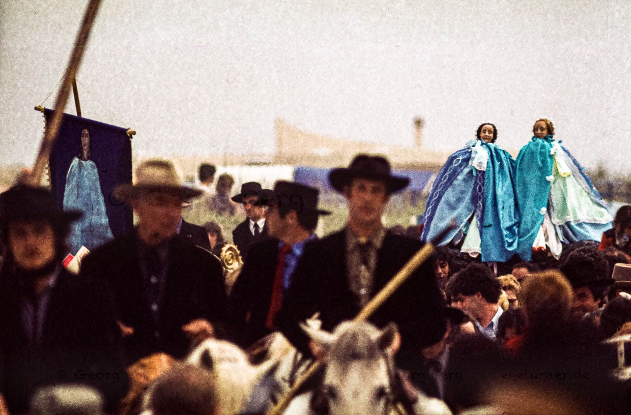 Begleitet von berittenen Gardians, den Cowboys der Camargue, werden jedes Jahr am 24. Mai die heiligen Marienstatuen durch das Dorf Saintes-Maries-de-la-Mer bis zum Strand getragen / © Foto: Georg Berg