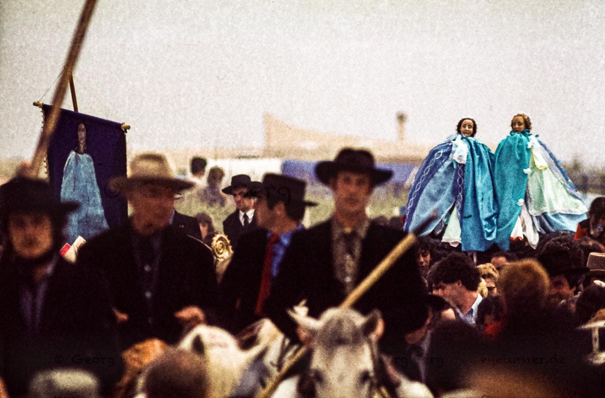 Begleitet von berittenen Gardians, den Cowboys der Camargue, werden jedes Jahr am 24. Mai die heiligen Marienstatuen durch das Dorf Saintes-Maries-de-la-Mer bis zum Strand getragen / © Foto: Georg Berg