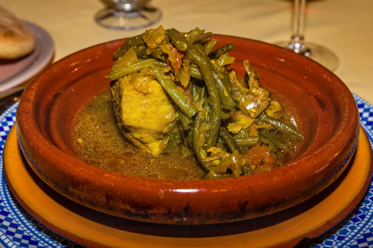 Die milde Zubereitung mit grünen Bohnen und 45 Gewürzen nennt man Ras al Hanout. Ein Sud, in den man sein Fladenbrot eintunken soll / © Foto: Georg Berg