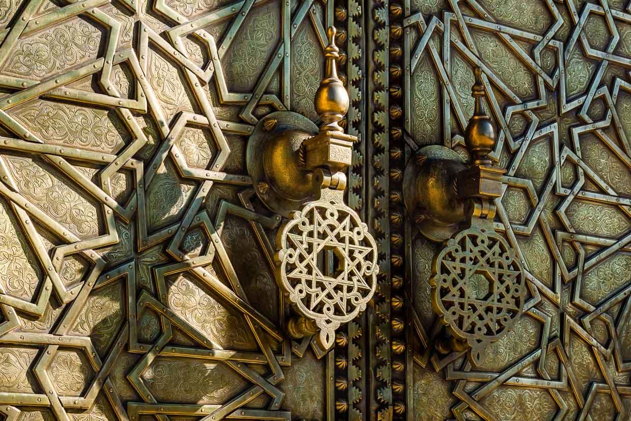 Mit Messingarbeiten sind die hölzernen Tore der Mauer um den Königspalast zwischen 1961 und 1968 verziert worden / © Foto: Georg Berg