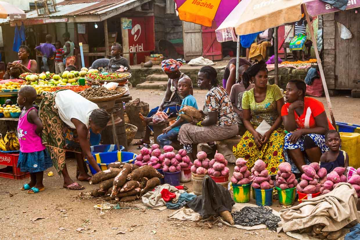 Gemüsemarkt: Buntes Treiben und buntes Obst sowie Gemüse / © Foto: Georg Berg
