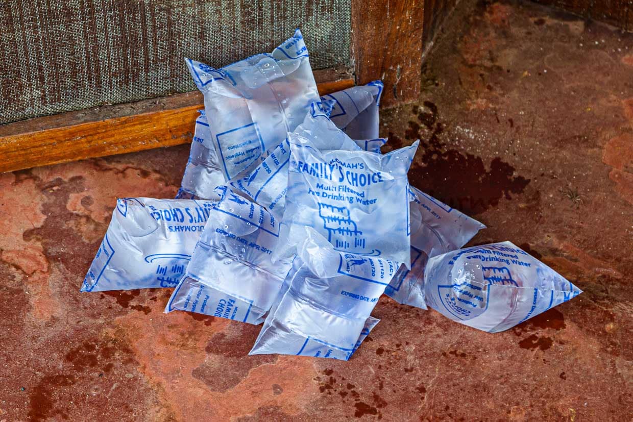 Sauberes Trinkwasser wird in Sierra Leone in Plastiktüten verkauft. Man beißt eine Ecke ab und mit etwas Übung kann man trinken, ohne nass zu werden / © Foto: Georg Berg