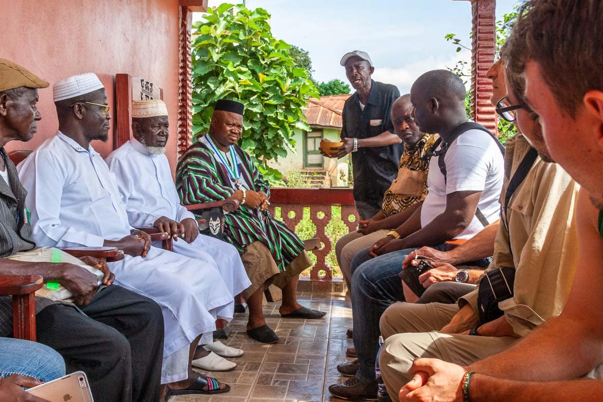 Empfang beim Häuptling: Paramount-Chief P.C.Grawuru III. auf seinem Thron / © Foto: Georg Berg