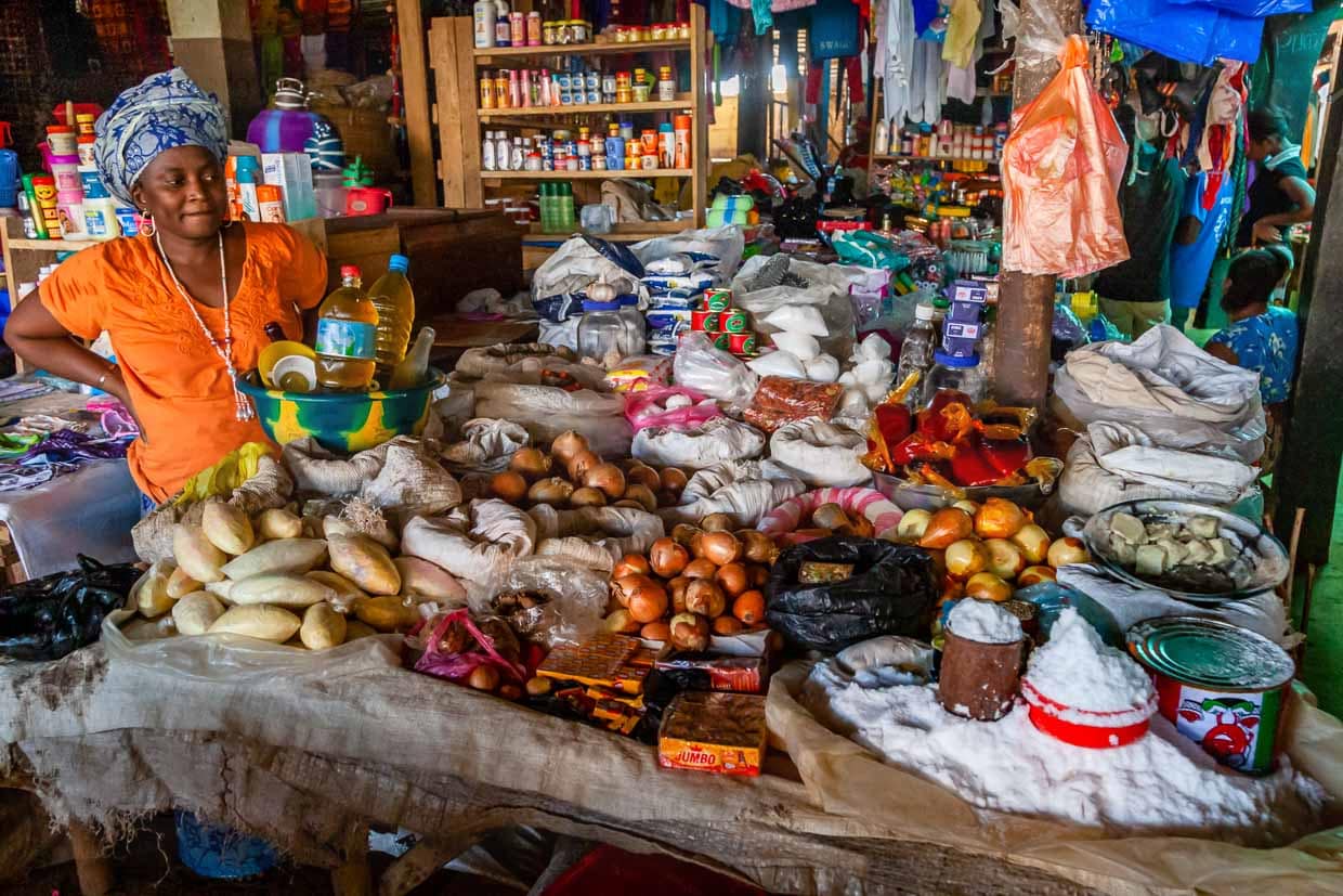 Wie alle Lebensmittel werden Gewürze in Sierra Leone in kleinen Portionen verkauft. Häusliche Vorratshaltung ist nicht üblich / © Foto: Georg Berg