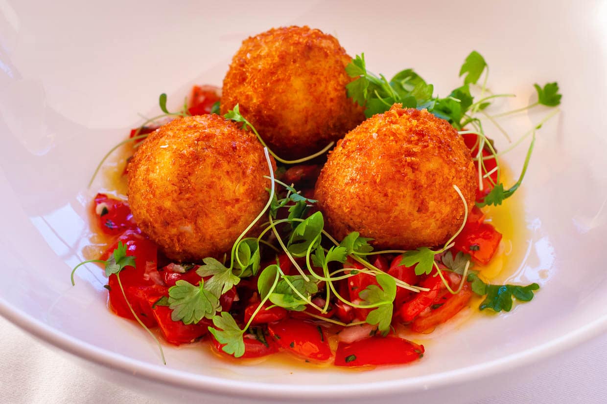 Kabeljau-Krokette mit Sauce Vierge / © Foto: Georg Berg