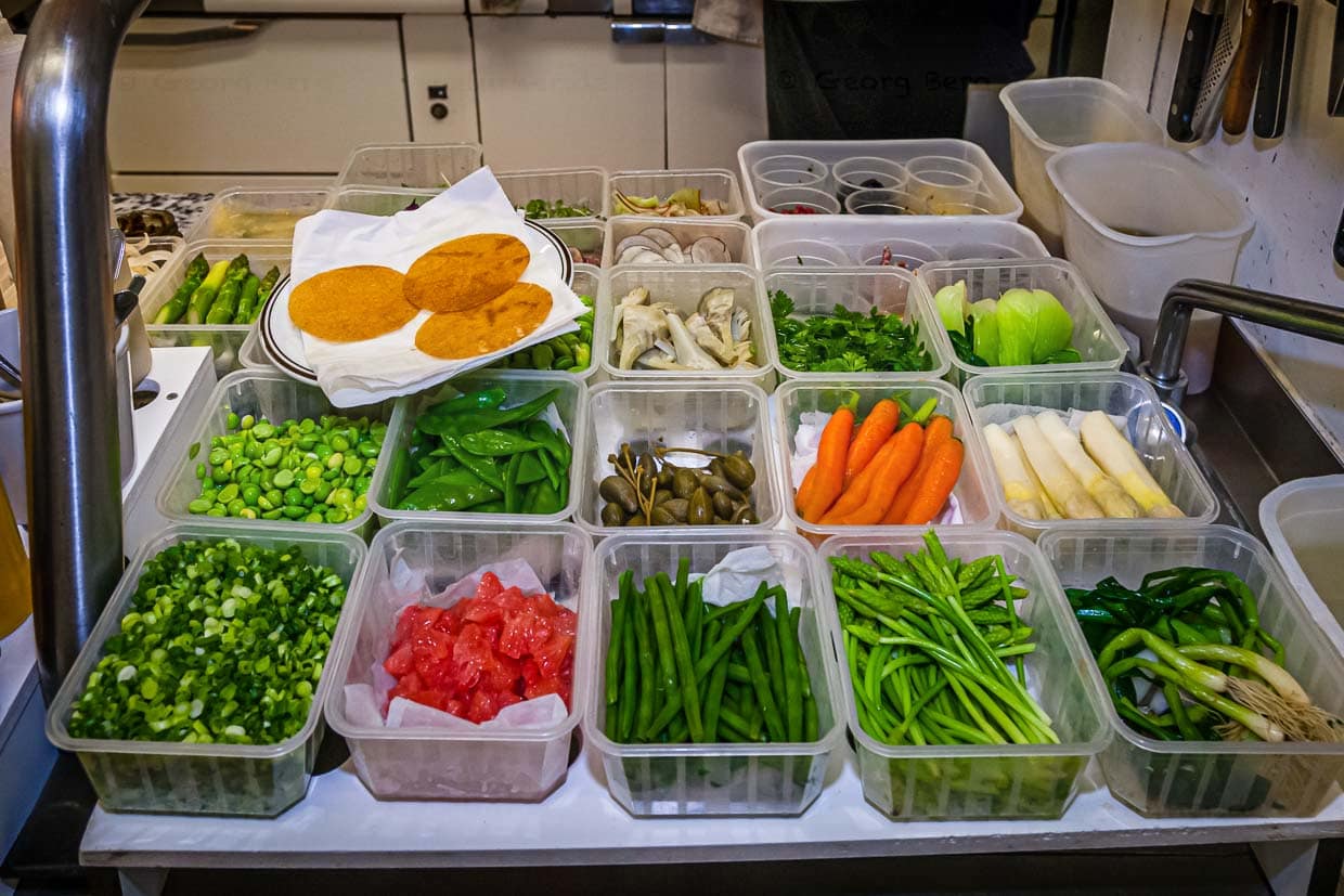 In der Küche sind alle Kräuter fein geschnitten für ihren Einsatz vorbereitet / © Foto: Georg Berg