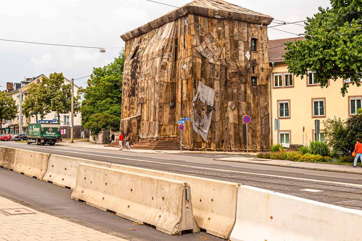 Die Verhüllung der Torwachen mit Jutesäcken des Künstlers Ibrahim Mahama aus Ghana während der documenta 14 in Kassel / © Foto: Georg Berg