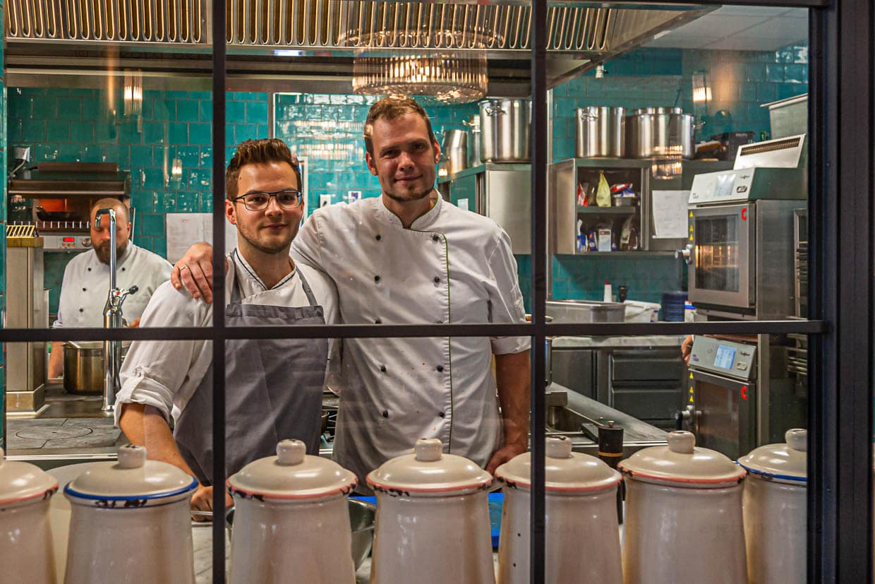 Gutes Gespann in turbulenten Zeiten. Chefkoch Philipp Hühner (r.) und sein Sous-Chef Till Retting (l.) haben während der Documenta-Tage extrem viel zu tun / © Foto: Georg Berg