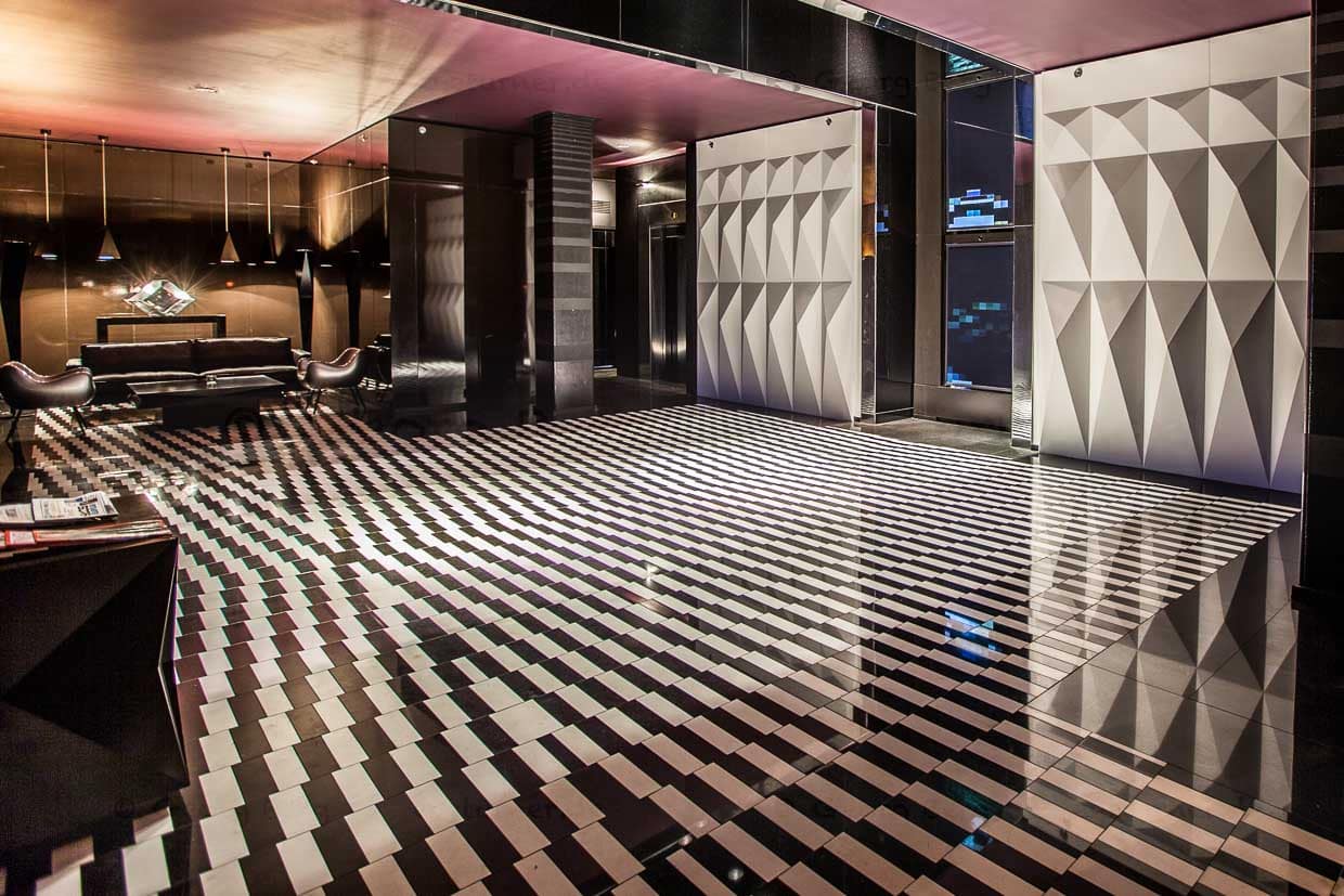 Die Installation des kanadisch-mexikanischen Künstlers Rafael Lozano-Hemmer direkt im Eingangsbereich zu den Zimmern ist namens- und stilgebend für Blow Up Hall 5050 / © Foto: Georg Berg