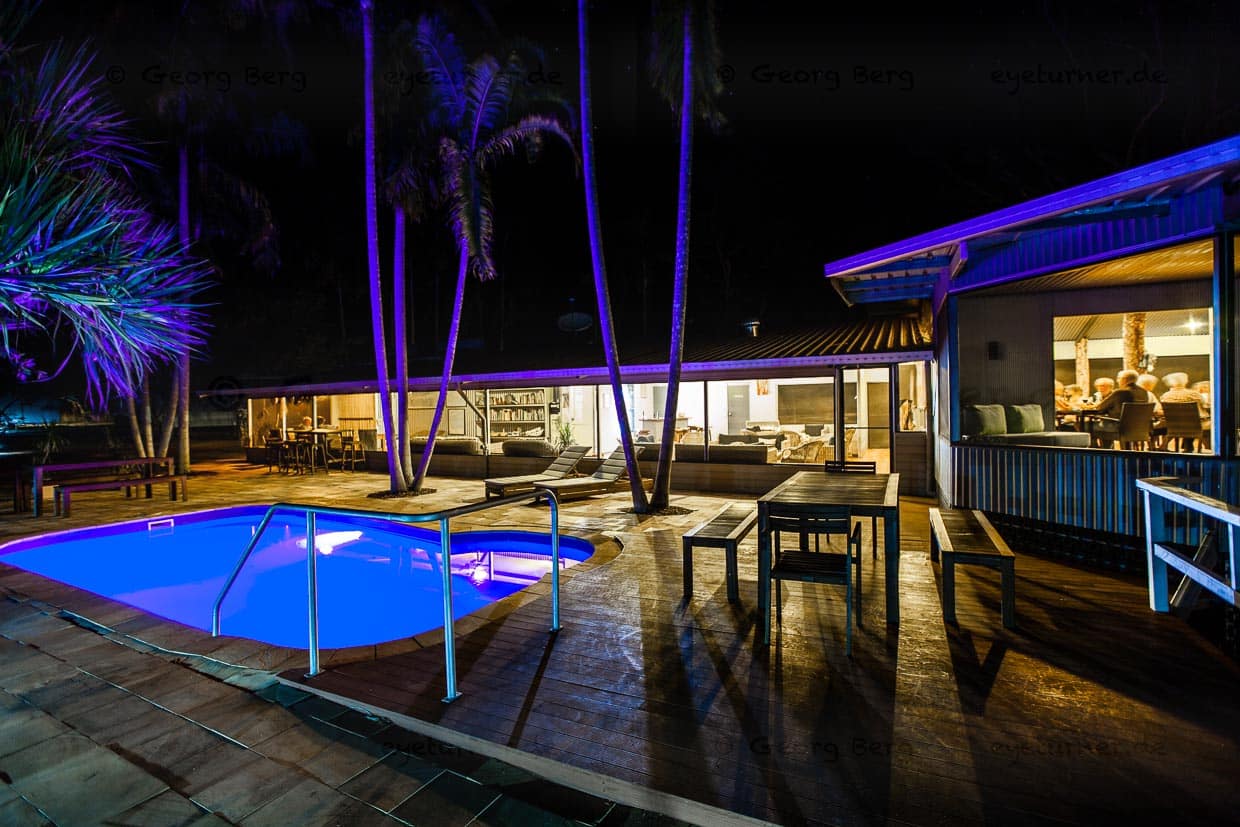 Swimmingpool und Blick in den Speisesaal der Davidson's Arnhemland Safaris während des Dinners / © Foto: Georg Berg
