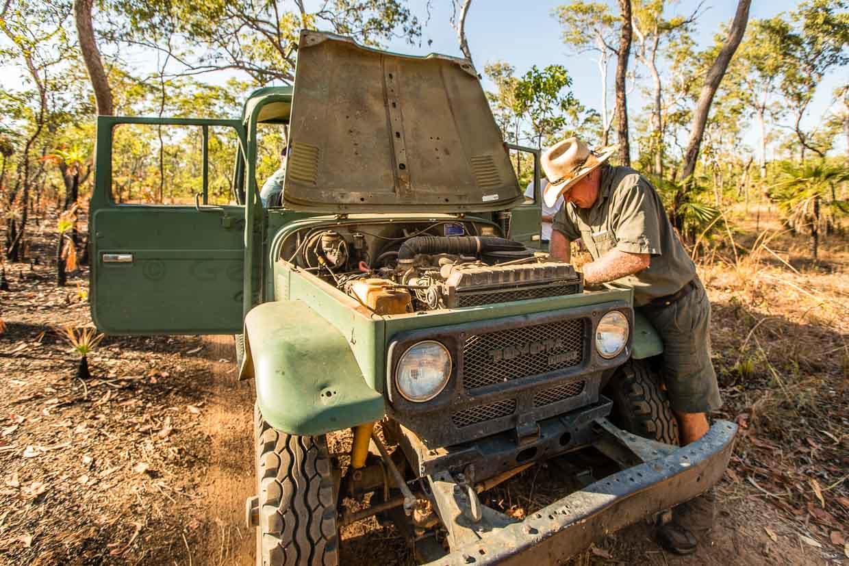 Die Macken des alten Toyotas werden mit Bordmitteln repariert. Das Geheimnis ist in diesem Fall eine Spraydose mit hochkonzentriertem Insektenschutzmittel, mit der bestimmte Stellen im Motorraum gefügig gemacht werden / © Foto: Georg Berg