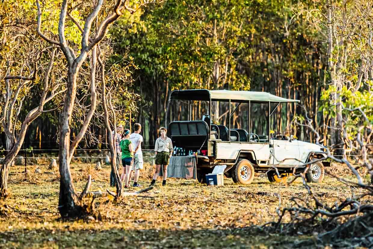 Am Ende der Safari werden Canapes und kühle Getränken auf der Ladefläche des Geländefahrzeugs serviert und als zünftiger Sundowner zelebriert / © Foto: Georg Berg