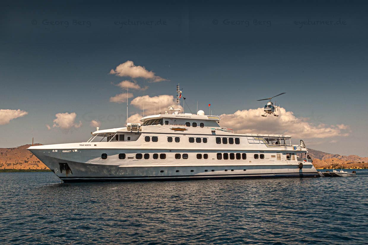 Täglich startet der Hubschrauber vom Deck der True North zu Rundflügen / © Foto: Georg Berg