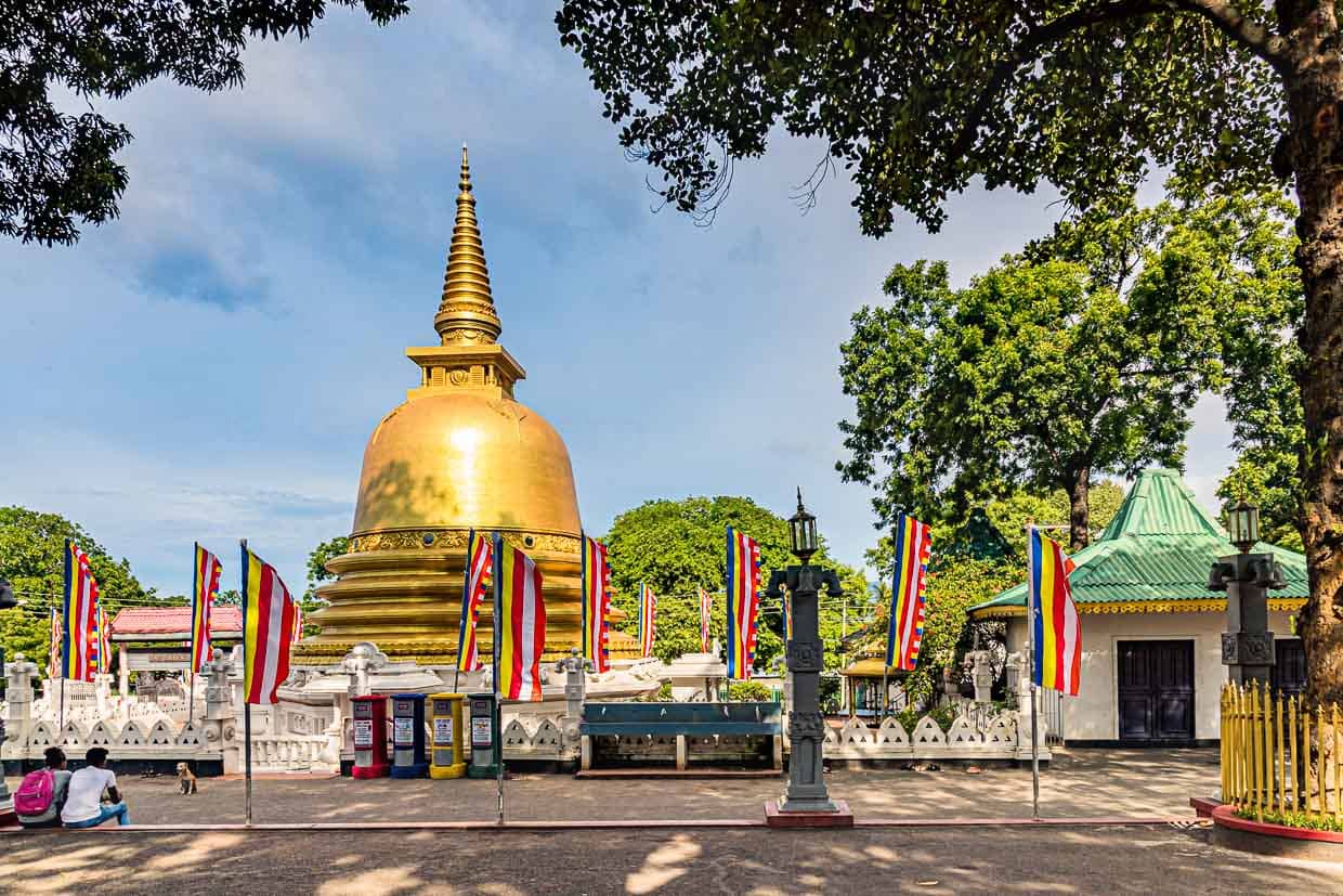 Die typischen Buddhismus-Fahnen wehen um die Pagode des Goldenen Tempels von Dambulla / © Foto: Georg Berg