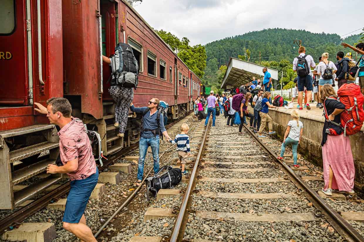 Verwirrung am Bahnsteig von Ella in Sri Lanka, als der Zug am falschen Gleis angekommen ist. Da war die Weiche wohl nicht richtig gestellt / © Foto: Georg Berg