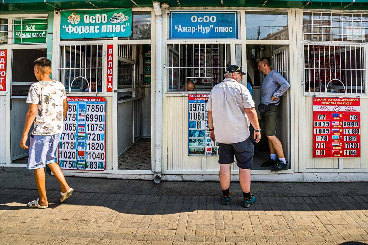In Osch tauschen zahlreiche Wechselstuben US-Dollar und Euro-Bargeld in die Landeswährung / © Foto: Georg Berg