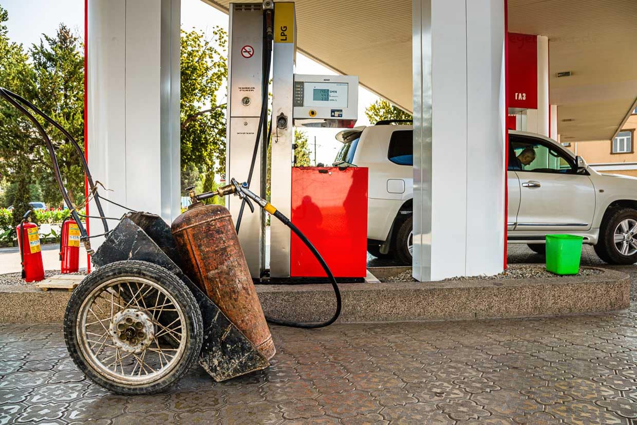 Die meisten Fahrzeuge in Tadschikistan fahren mit dem günstigen Flüssiggas. Aber auch Flaschen für den Hausgebrauch lässt man sich an der Tankstelle nachfüllen / © Foto: Georg Berg