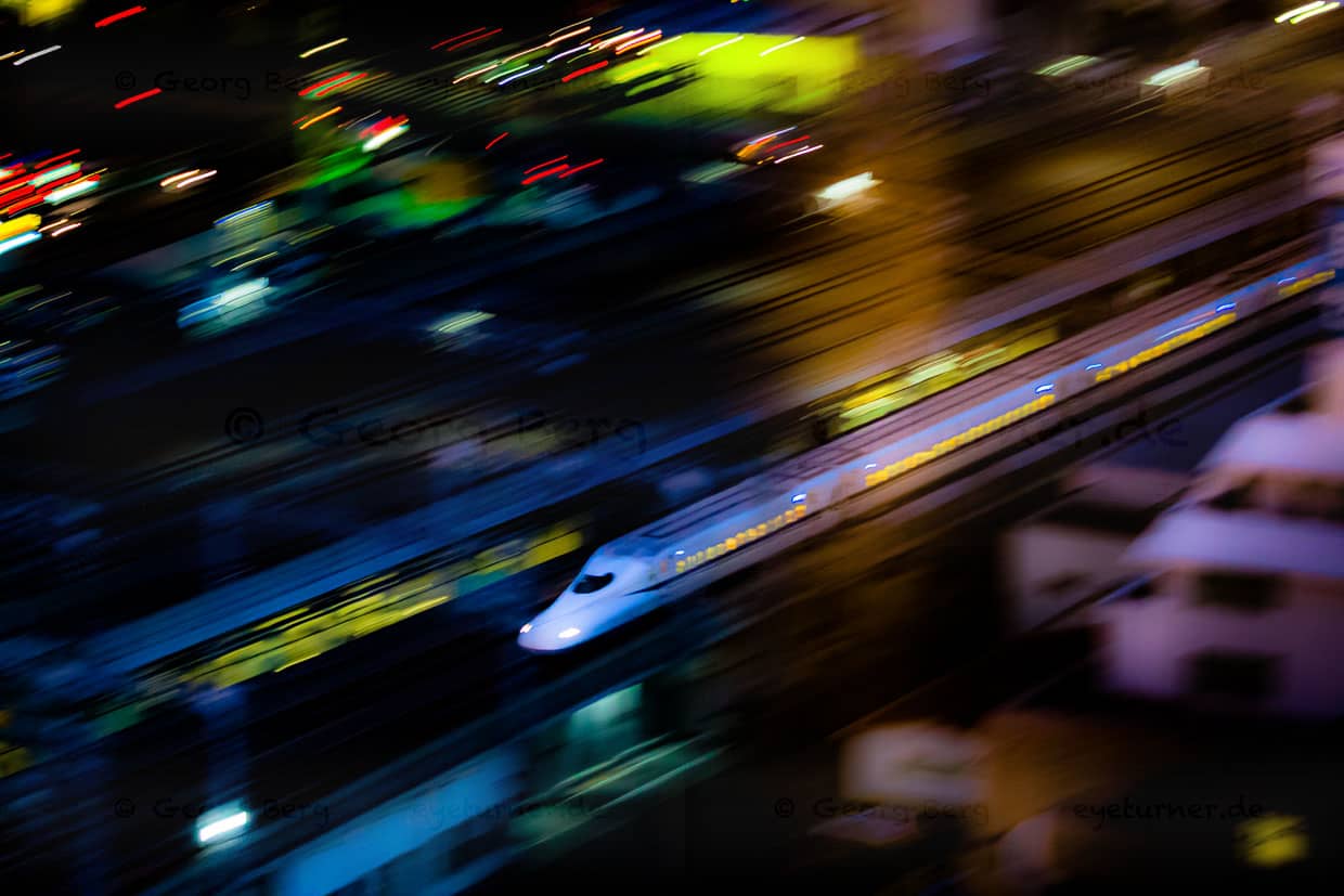 Pfeilschnell durch die Nacht. Shinkansen heißen Japans Schnellzüge, die überaus verlässlich, bestens organisiert und dicht getaktet das Land durchkreuzen. Von Tokio erreicht man Shizuoka in nur 60 Minuten / © Foto: Georg Berg