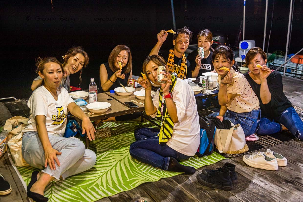 Gut gelaunte Gesellschaft auf dem Floß. Das Speerfischen bei Nacht wird gewöhnlich von Gruppen gebucht / © Foto: Georg Berg