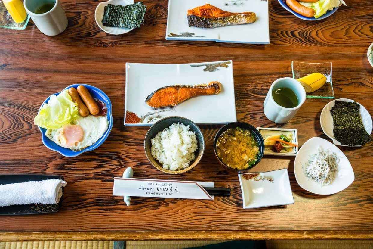 Typisch japanisches Frühstück mit Fisch, Algen und Miso-Suppe / © Foto: Georg Berg